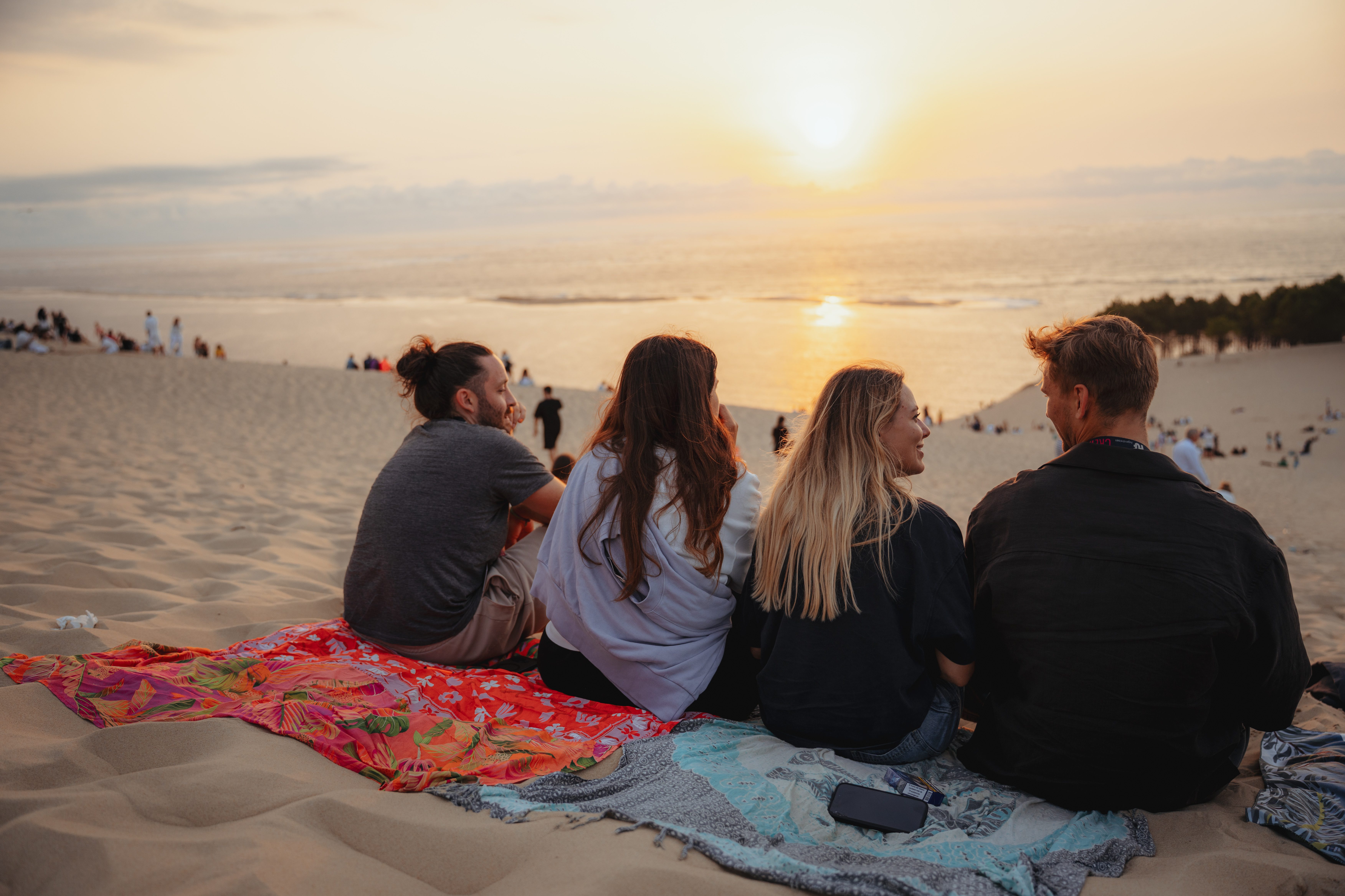 Gäste auf der Dune du Pilat beim Sonnenuntergang